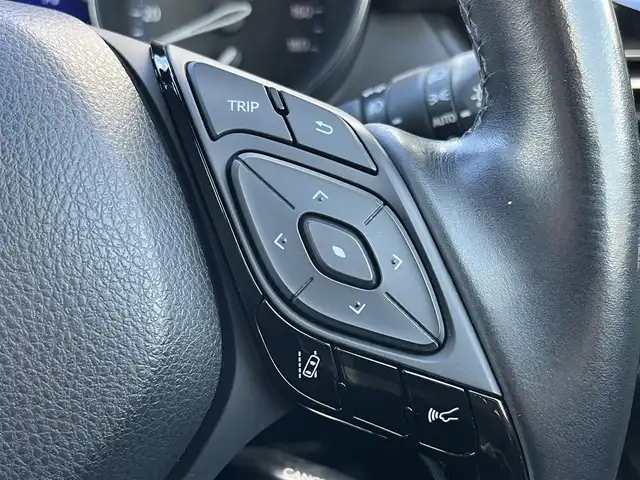 トヨタ Ｃ－ＨＲ G 奈良県 2017(平29)年 5.6万km ホワイトパールクリスタルシャイン 純正９インチナビ（NSZT-Y66T）/（フルセグ／ＢＴ／ＣＤ／ＤＶＤ）/レーダークルーズコントロール/バックカメラ/ブラインドスポットモニター/前後コーナーセンサー/プリクラッシュセーフティ/レーンキープアシスト/ハーフレザーシート/前席シートヒーター/前方ドライブレコーダー/ＥＴＣ/LEDヘッドライト/純正18インチＡＷ