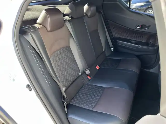 トヨタ Ｃ－ＨＲ G 奈良県 2017(平29)年 5.6万km ホワイトパールクリスタルシャイン 純正９インチナビ（NSZT-Y66T）/（フルセグ／ＢＴ／ＣＤ／ＤＶＤ）/レーダークルーズコントロール/バックカメラ/ブラインドスポットモニター/前後コーナーセンサー/プリクラッシュセーフティ/レーンキープアシスト/ハーフレザーシート/前席シートヒーター/前方ドライブレコーダー/ＥＴＣ/LEDヘッドライト/純正18インチＡＷ