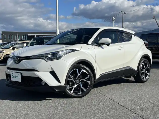 トヨタ Ｃ－ＨＲ G 奈良県 2017(平29)年 5.6万km ホワイトパールクリスタルシャイン 純正９インチナビ（NSZT-Y66T）/（フルセグ／ＢＴ／ＣＤ／ＤＶＤ）/レーダークルーズコントロール/バックカメラ/ブラインドスポットモニター/前後コーナーセンサー/プリクラッシュセーフティ/レーンキープアシスト/ハーフレザーシート/前席シートヒーター/前方ドライブレコーダー/ＥＴＣ/LEDヘッドライト/純正18インチＡＷ