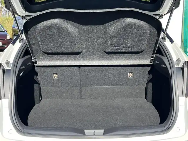 トヨタ Ｃ－ＨＲ G 奈良県 2017(平29)年 5.6万km ホワイトパールクリスタルシャイン 純正９インチナビ（NSZT-Y66T）/（フルセグ／ＢＴ／ＣＤ／ＤＶＤ）/レーダークルーズコントロール/バックカメラ/ブラインドスポットモニター/前後コーナーセンサー/プリクラッシュセーフティ/レーンキープアシスト/ハーフレザーシート/前席シートヒーター/前方ドライブレコーダー/ＥＴＣ/LEDヘッドライト/純正18インチＡＷ