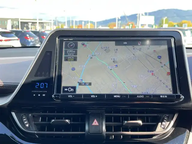 トヨタ Ｃ－ＨＲ G 奈良県 2017(平29)年 5.6万km ホワイトパールクリスタルシャイン 純正９インチナビ（NSZT-Y66T）/（フルセグ／ＢＴ／ＣＤ／ＤＶＤ）/レーダークルーズコントロール/バックカメラ/ブラインドスポットモニター/前後コーナーセンサー/プリクラッシュセーフティ/レーンキープアシスト/ハーフレザーシート/前席シートヒーター/前方ドライブレコーダー/ＥＴＣ/LEDヘッドライト/純正18インチＡＷ