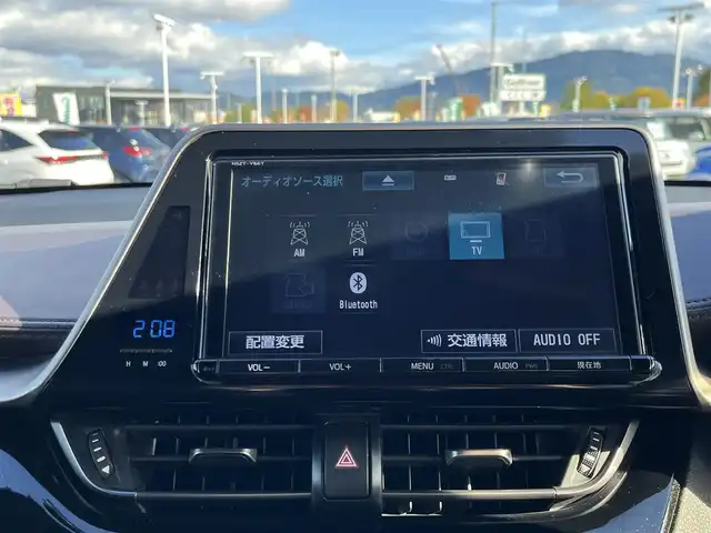 トヨタ Ｃ－ＨＲ G 奈良県 2017(平29)年 5.6万km ホワイトパールクリスタルシャイン 純正９インチナビ（NSZT-Y66T）/（フルセグ／ＢＴ／ＣＤ／ＤＶＤ）/レーダークルーズコントロール/バックカメラ/ブラインドスポットモニター/前後コーナーセンサー/プリクラッシュセーフティ/レーンキープアシスト/ハーフレザーシート/前席シートヒーター/前方ドライブレコーダー/ＥＴＣ/LEDヘッドライト/純正18インチＡＷ