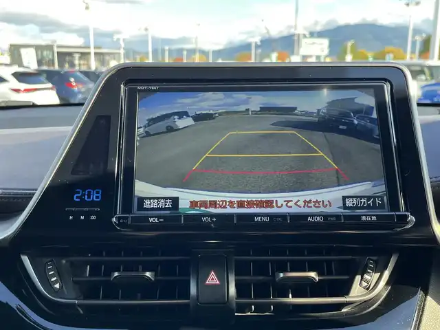 トヨタ Ｃ－ＨＲ G 奈良県 2017(平29)年 5.6万km ホワイトパールクリスタルシャイン 純正９インチナビ（NSZT-Y66T）/（フルセグ／ＢＴ／ＣＤ／ＤＶＤ）/レーダークルーズコントロール/バックカメラ/ブラインドスポットモニター/前後コーナーセンサー/プリクラッシュセーフティ/レーンキープアシスト/ハーフレザーシート/前席シートヒーター/前方ドライブレコーダー/ＥＴＣ/LEDヘッドライト/純正18インチＡＷ