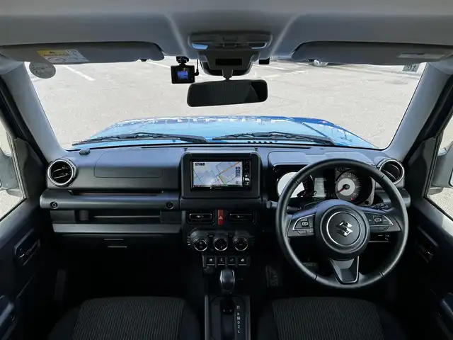 スズキ ジムニー XC 道央・札幌 2024(令6)年 1.7万km ブリスクブルーM ４WD/社外メモリーナビ/AM/FM/BT/SD/CD/ワンセグ/衝突被害軽減ブレーキ/横滑り防止装置/クルーズコントロール/ダウンヒルアシストコントロール/レーンキープアシスト/クリアランスソナー/バックカメラ/ETC/ドライブレコーダー/アイドリングストップ/前席シートヒーター/革巻きステアリング/ステアリングリモコン/プッシュスタート/スマートキー/LEDヘッドライト/オートライト/オートマチックハイビーム/フォグランプ/電動格納ミラー/ウィンカーミラー/社外フロアマット/スペアキー/レンタカー登録