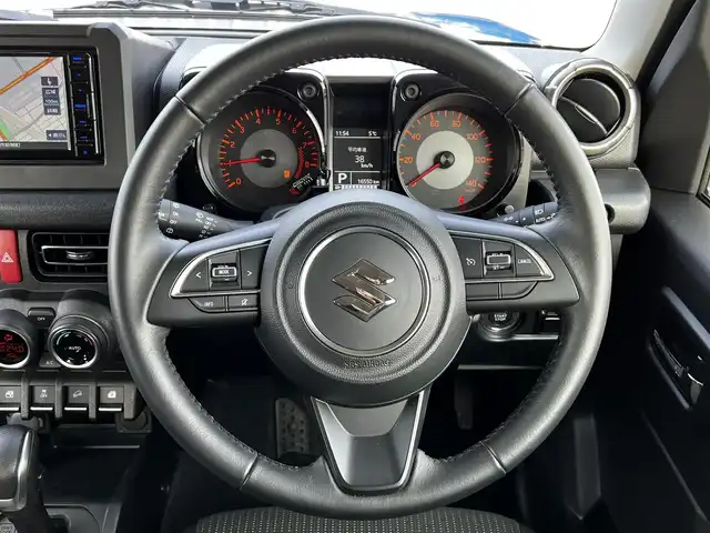 スズキ ジムニー XC 道央・札幌 2024(令6)年 1.7万km ブリスクブルーM ４WD/社外メモリーナビ/AM/FM/BT/SD/CD/ワンセグ/衝突被害軽減ブレーキ/横滑り防止装置/クルーズコントロール/ダウンヒルアシストコントロール/レーンキープアシスト/クリアランスソナー/バックカメラ/ETC/ドライブレコーダー/アイドリングストップ/前席シートヒーター/革巻きステアリング/ステアリングリモコン/プッシュスタート/スマートキー/LEDヘッドライト/オートライト/オートマチックハイビーム/フォグランプ/電動格納ミラー/ウィンカーミラー/社外フロアマット/スペアキー/レンタカー登録