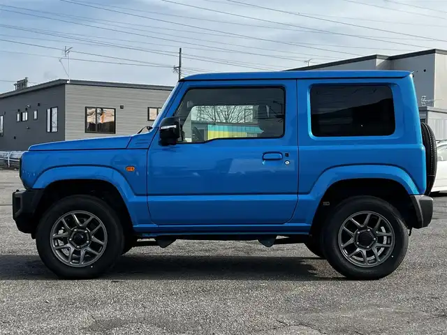 スズキ ジムニー XC 道央・札幌 2024(令6)年 1.7万km ブリスクブルーM ４WD/社外メモリーナビ/AM/FM/BT/SD/CD/ワンセグ/衝突被害軽減ブレーキ/横滑り防止装置/クルーズコントロール/ダウンヒルアシストコントロール/レーンキープアシスト/クリアランスソナー/バックカメラ/ETC/ドライブレコーダー/アイドリングストップ/前席シートヒーター/革巻きステアリング/ステアリングリモコン/プッシュスタート/スマートキー/LEDヘッドライト/オートライト/オートマチックハイビーム/フォグランプ/電動格納ミラー/ウィンカーミラー/社外フロアマット/スペアキー/レンタカー登録