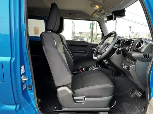 スズキ ジムニー XC 道央・札幌 2024(令6)年 1.7万km ブリスクブルーM ４WD/社外メモリーナビ/AM/FM/BT/SD/CD/ワンセグ/衝突被害軽減ブレーキ/横滑り防止装置/クルーズコントロール/ダウンヒルアシストコントロール/レーンキープアシスト/クリアランスソナー/バックカメラ/ETC/ドライブレコーダー/アイドリングストップ/前席シートヒーター/革巻きステアリング/ステアリングリモコン/プッシュスタート/スマートキー/LEDヘッドライト/オートライト/オートマチックハイビーム/フォグランプ/電動格納ミラー/ウィンカーミラー/社外フロアマット/スペアキー/レンタカー登録