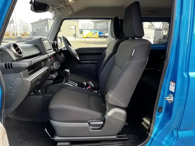 スズキ ジムニー XC 道央・札幌 2024(令6)年 1.7万km ブリスクブルーM ４WD/社外メモリーナビ/AM/FM/BT/SD/CD/ワンセグ/衝突被害軽減ブレーキ/横滑り防止装置/クルーズコントロール/ダウンヒルアシストコントロール/レーンキープアシスト/クリアランスソナー/バックカメラ/ETC/ドライブレコーダー/アイドリングストップ/前席シートヒーター/革巻きステアリング/ステアリングリモコン/プッシュスタート/スマートキー/LEDヘッドライト/オートライト/オートマチックハイビーム/フォグランプ/電動格納ミラー/ウィンカーミラー/社外フロアマット/スペアキー/レンタカー登録