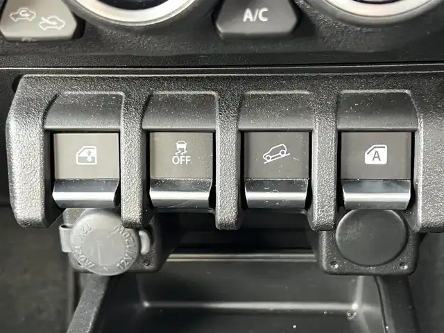 スズキ ジムニー XC 道央・札幌 2024(令6)年 1.7万km ブリスクブルーM ４WD/社外メモリーナビ/AM/FM/BT/SD/CD/ワンセグ/衝突被害軽減ブレーキ/横滑り防止装置/クルーズコントロール/ダウンヒルアシストコントロール/レーンキープアシスト/クリアランスソナー/バックカメラ/ETC/ドライブレコーダー/アイドリングストップ/前席シートヒーター/革巻きステアリング/ステアリングリモコン/プッシュスタート/スマートキー/LEDヘッドライト/オートライト/オートマチックハイビーム/フォグランプ/電動格納ミラー/ウィンカーミラー/社外フロアマット/スペアキー/レンタカー登録