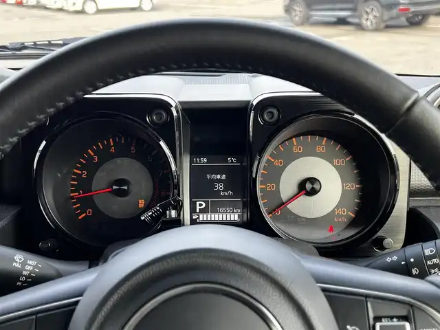 スズキ ジムニー XC 道央・札幌 2024(令6)年 1.7万km ブリスクブルーM ４WD/社外メモリーナビ/AM/FM/BT/SD/CD/ワンセグ/衝突被害軽減ブレーキ/横滑り防止装置/クルーズコントロール/ダウンヒルアシストコントロール/レーンキープアシスト/クリアランスソナー/バックカメラ/ETC/ドライブレコーダー/アイドリングストップ/前席シートヒーター/革巻きステアリング/ステアリングリモコン/プッシュスタート/スマートキー/LEDヘッドライト/オートライト/オートマチックハイビーム/フォグランプ/電動格納ミラー/ウィンカーミラー/社外フロアマット/スペアキー/レンタカー登録