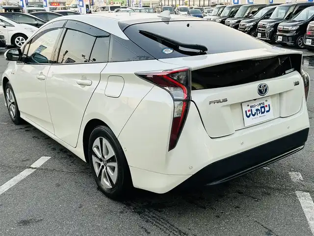 トヨタ プリウス A 岡山県 2016(平28)年 13.1万km ホワイトパールクリスタルシャイン (株)IDOMが運営する【じしゃロン岡山店】の自社ローン対象車両になります。こちらは現金ご利用時の価格です。自社ローンご希望の方は別途その旨お申付け下さい。/＊フルセグテレビ/＊バックカメラ/＊アイドリングストップ/＊クルーズコントロール/＊プッシュスタート/＊ETC/＊スマートキー/＊スペアキー/＊純正ナビ