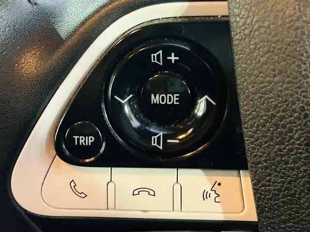 トヨタ プリウス A 岡山県 2016(平28)年 13.1万km ホワイトパールクリスタルシャイン (株)IDOMが運営する【じしゃロン岡山店】の自社ローン対象車両になります。こちらは現金ご利用時の価格です。自社ローンご希望の方は別途その旨お申付け下さい。/＊フルセグテレビ/＊バックカメラ/＊アイドリングストップ/＊クルーズコントロール/＊プッシュスタート/＊ETC/＊スマートキー/＊スペアキー/＊純正ナビ