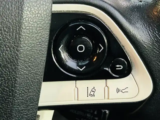 トヨタ プリウス A 岡山県 2016(平28)年 13.1万km ホワイトパールクリスタルシャイン (株)IDOMが運営する【じしゃロン岡山店】の自社ローン対象車両になります。こちらは現金ご利用時の価格です。自社ローンご希望の方は別途その旨お申付け下さい。/＊フルセグテレビ/＊バックカメラ/＊アイドリングストップ/＊クルーズコントロール/＊プッシュスタート/＊ETC/＊スマートキー/＊スペアキー/＊純正ナビ