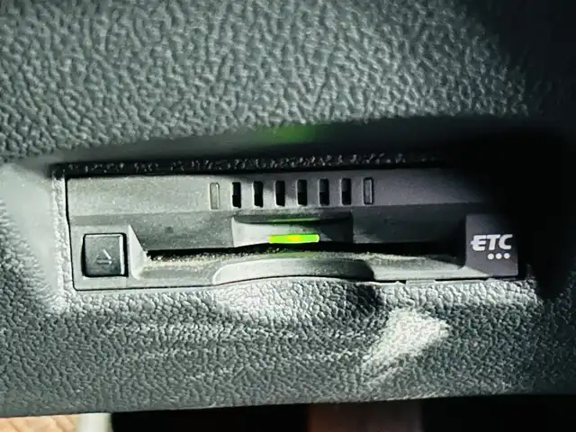 トヨタ プリウス A 岡山県 2016(平28)年 13.1万km ホワイトパールクリスタルシャイン (株)IDOMが運営する【じしゃロン岡山店】の自社ローン対象車両になります。こちらは現金ご利用時の価格です。自社ローンご希望の方は別途その旨お申付け下さい。/＊フルセグテレビ/＊バックカメラ/＊アイドリングストップ/＊クルーズコントロール/＊プッシュスタート/＊ETC/＊スマートキー/＊スペアキー/＊純正ナビ