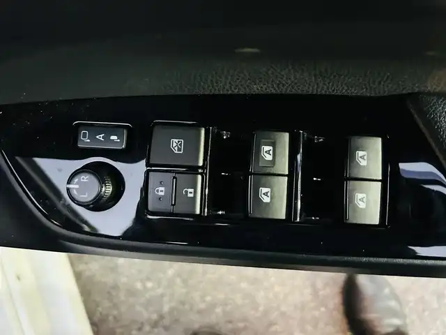 トヨタ プリウス A 岡山県 2016(平28)年 13.1万km ホワイトパールクリスタルシャイン (株)IDOMが運営する【じしゃロン岡山店】の自社ローン対象車両になります。こちらは現金ご利用時の価格です。自社ローンご希望の方は別途その旨お申付け下さい。/＊フルセグテレビ/＊バックカメラ/＊アイドリングストップ/＊クルーズコントロール/＊プッシュスタート/＊ETC/＊スマートキー/＊スペアキー/＊純正ナビ