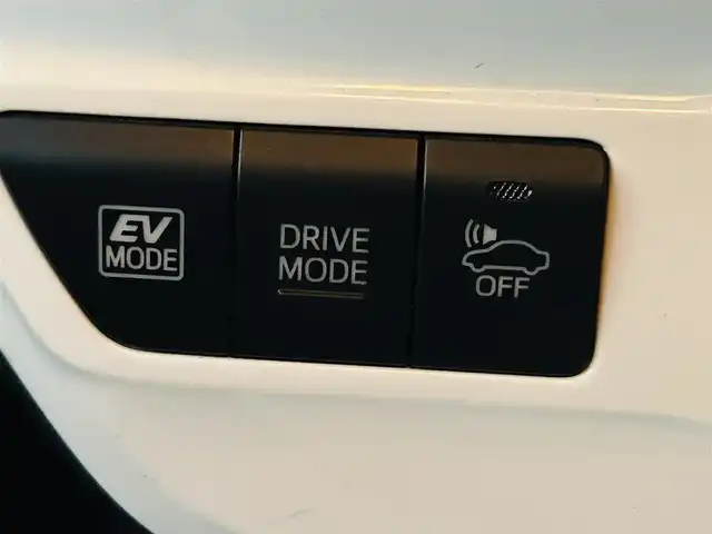 トヨタ プリウス A 岡山県 2016(平28)年 13.1万km ホワイトパールクリスタルシャイン (株)IDOMが運営する【じしゃロン岡山店】の自社ローン対象車両になります。こちらは現金ご利用時の価格です。自社ローンご希望の方は別途その旨お申付け下さい。/＊フルセグテレビ/＊バックカメラ/＊アイドリングストップ/＊クルーズコントロール/＊プッシュスタート/＊ETC/＊スマートキー/＊スペアキー/＊純正ナビ