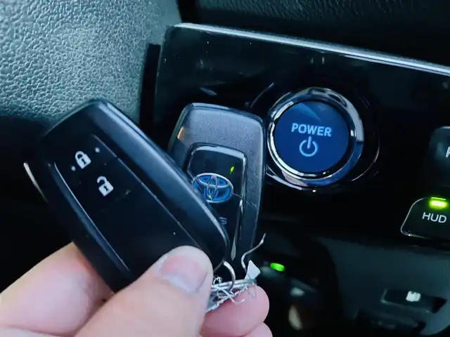 トヨタ プリウス A 岡山県 2016(平28)年 13.1万km ホワイトパールクリスタルシャイン (株)IDOMが運営する【じしゃロン岡山店】の自社ローン対象車両になります。こちらは現金ご利用時の価格です。自社ローンご希望の方は別途その旨お申付け下さい。/＊フルセグテレビ/＊バックカメラ/＊アイドリングストップ/＊クルーズコントロール/＊プッシュスタート/＊ETC/＊スマートキー/＊スペアキー/＊純正ナビ