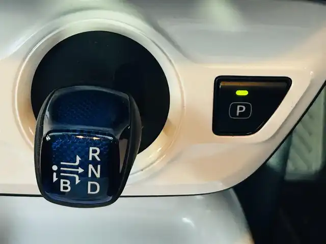 トヨタ プリウス A 岡山県 2016(平28)年 13.1万km ホワイトパールクリスタルシャイン (株)IDOMが運営する【じしゃロン岡山店】の自社ローン対象車両になります。こちらは現金ご利用時の価格です。自社ローンご希望の方は別途その旨お申付け下さい。/＊フルセグテレビ/＊バックカメラ/＊アイドリングストップ/＊クルーズコントロール/＊プッシュスタート/＊ETC/＊スマートキー/＊スペアキー/＊純正ナビ