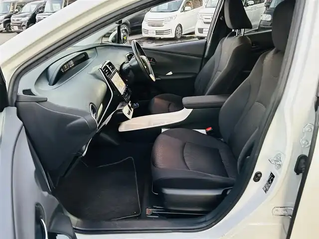 トヨタ プリウス A 岡山県 2016(平28)年 13.1万km ホワイトパールクリスタルシャイン (株)IDOMが運営する【じしゃロン岡山店】の自社ローン対象車両になります。こちらは現金ご利用時の価格です。自社ローンご希望の方は別途その旨お申付け下さい。/＊フルセグテレビ/＊バックカメラ/＊アイドリングストップ/＊クルーズコントロール/＊プッシュスタート/＊ETC/＊スマートキー/＊スペアキー/＊純正ナビ