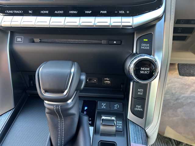 トヨタ ランドクルーザー ZX 栃木県 2024(令6)年 0.1千km プレシャスホワイトパール ワンオーナー/モデリスタエアロ/リヤエンターテインメントシステム/JBLプレミアムサウンド/寒冷地仕様/ルーフレール/本革シート/クールボックス/電動リヤデフロック/タイヤ空気圧警報システム/パノラミックビューモニター/マルチテレインモニター