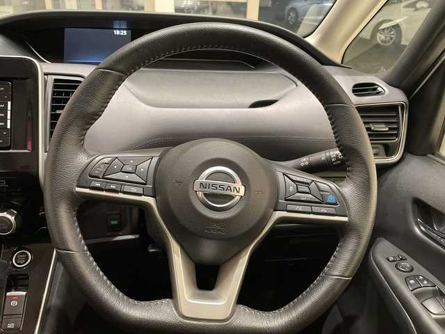 日産 セレナ ハイウェイスター V 埼玉県 2020(令2)年 5.8万km ブリリアントホワイトパール プロパイロット/Panasonicナビ/　　CD/DVD/BT/フルセグ/全方位カメラ/パーキングアシスト/フリップダウンモニター/両側電動スライドドア/レーダークルーズコントロール/パーキングセンサー/純正16インチアルミホイール/LEDヘッドライト/スマートキー×2/ETC/禁煙車