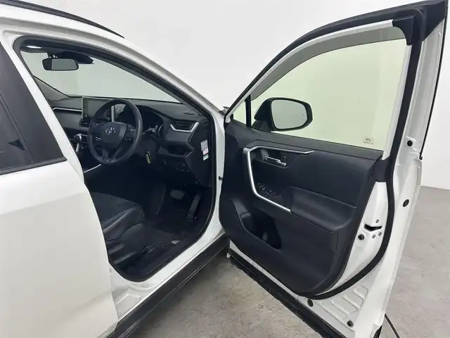 トヨタ ＲＡＶ４ ハイブリットX 大分県 2021(令3)年 6.4万km ホワイトパールクリスタルシャイン トヨタセーフティセンス/・衝突被害軽減システム/・レーンアシスト/・レーダークルーズコントロール/・コーナーセンサー/・オートマチックハイビーム/純正ディスプレイオーディオ/（フルセグ/Bluetooth)/前後ドライブレコーダー/走行モード切替/（スポーツ/ECO/ノーマル）/バックカメラ/ビルトインETC/オートブレーキホールド/電動パーキングブレーキ/オートリトラミラー/ステアリングスイッチ/純正アルミホイール