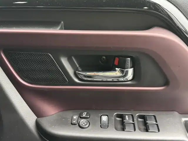 スズキ スペーシア カスタム HYBRID XS 滋賀県 2024(令6)年 0.4万km ブルーイッシュブラックパール3 禁煙車/純正9型ディスプレイオーディオ/（フルセグTV/BT/AppleCarplay/AndroidAuto/FM/AM）/スズキセーフティサポート/・デュアルセンサーブレーキサポートII/・低速時ブレーキサポート（前進・後退）/・誤発進抑制機能（前方・後方）/・車線逸脱警報機能/・車線逸脱抑制機能/・車線維持支援機能/・アダプティブクルーズコントロール（全車速追従・停止保持機能付き）/・標識認識機能/・発進お知らせ機能/・ハイビームアシスト/・パーキングセンサー（前後）/全方位カメラ/ハーフレザーシート/前席シートヒーター/ステアリングヒーター/革巻きステアリング/リアサーキュレーター/LEDヘッドライト/フォグランプ