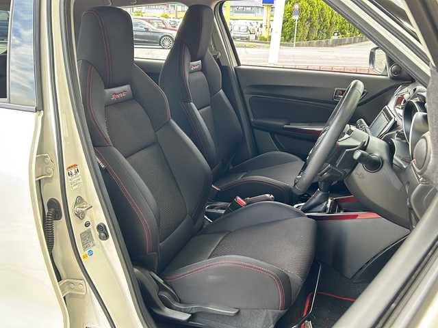 スズキ スイフト スポーツ セーフティPKG 静岡県 2018(平30)年 3.5万km ピュアホワイトP 社外ナビ(カロッツェリア)/・CD/DVD/・FM/AM/・USB/・AUX/・Bluetooth/主要装備/・ドライブレコーダー/・バックカメラ/・横滑り防止装置/・衝突被害軽減システム/(デュアルセンサーブレーキサポート)/・レーンキープアシスト/・パドルシフト/・サイドカーテンエアバッグ/・運転席シートヒーター/・社外フロアマット(モンスタースポーツ)/・スマートキー