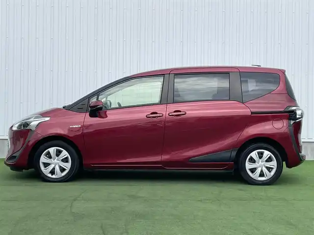 トヨタ シエンタ ハイブリッド ファンベースG 香川県 2019(平31)年 4.5万km センシュアルレッドマイカ 登録時走行距離：44801km/ディーラーOPナビゲーション/→CD/DVD 再生/→ワンセグTV/バックカメラ/両側パワースライドドア/衝突被害軽減システム/レーンキープアシスト/レーダークルーズコントロール/前後コーナーセンサー/オートハイビーム/LEDオートライト/ビルトインETC/シートヒーター/ステアリングヒーター/ステアリングリモコン/革巻きステアリング/フォグランプ/スマートキー