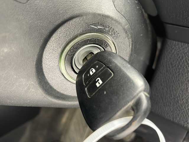トヨタ カローラ アクシオ 1．5G 沖縄県 2015(平27)年 5.5万km ホワイトパールクリスタルシャイン 禁煙車/社外オーディオ/ＣＤ/ＡＵＸ/全方位ドライブレコーダー/オートエアコン/パワーウインドウ/トヨタセーフティセンス/キーレスエントリー/純正フロアマット/革巻きステアリング/アイドリングストップ/ドアバイザー/電動格納ウインカーミラー