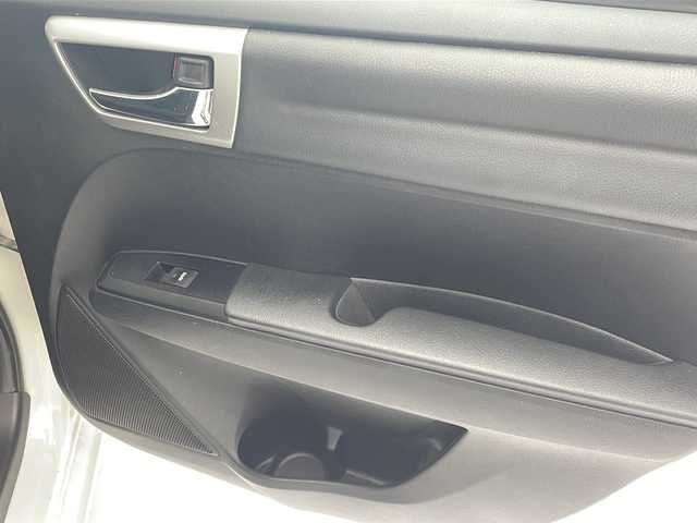 トヨタ カローラ アクシオ 1．5G 沖縄県 2015(平27)年 5.5万km ホワイトパールクリスタルシャイン 禁煙車/社外オーディオ/ＣＤ/ＡＵＸ/全方位ドライブレコーダー/オートエアコン/パワーウインドウ/トヨタセーフティセンス/キーレスエントリー/純正フロアマット/革巻きステアリング/アイドリングストップ/ドアバイザー/電動格納ウインカーミラー