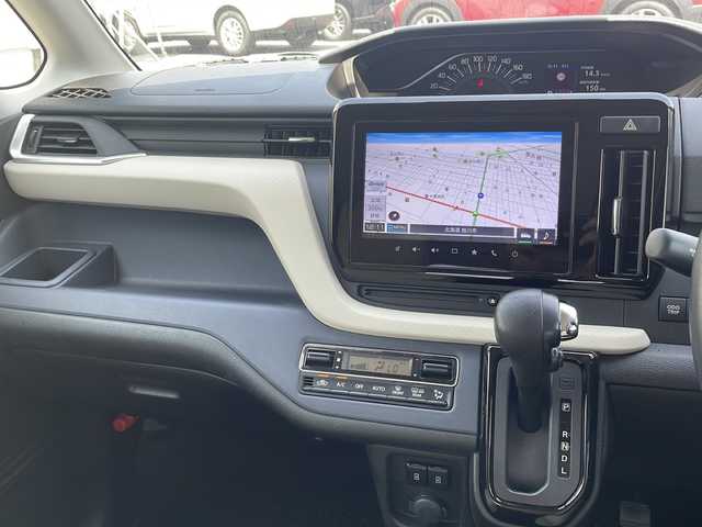 スズキ ソリオ HV MZ 道北・旭川 2020(令2)年 2万km ピュアホワイトP ・４WD/・禁煙車/・メーカーOP純正9インチナビ/・全方位カメラ/・LEDヘッドライト/フォグ/・フリップダウンモニター/・両側電動スライドドア/・衝突軽減ブレーキ/・レーンキープアシスト/・クルーズコントロール/・ミラーヒーター/・前後ドライブレコーダー/・ヘッドアップディスプレイ/・革調シートカバー/・ビルトインETC/・オートライト/・純正フロアマット/・スペアキー/・保証書＆取扱説明書