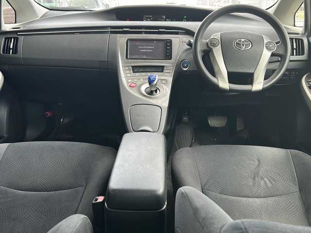 トヨタ プリウス L 沖縄県 2014(平26)年 10万km ブラック 禁煙車　/純正ナビ　ワンセグＴＶ　Ｂｌｕｅｔｏｏｔｈ　/バックカメラ　/オートライト　/ビルトインＥＴＣ　/ステアリングスイッチ　/ウインカードアミラー　/横滑り防止装置　/スマートキー