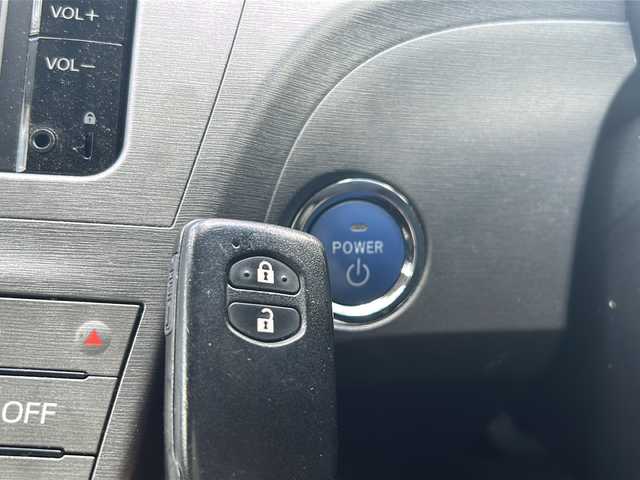 トヨタ プリウス L 沖縄県 2014(平26)年 10万km ブラック 禁煙車　/純正ナビ　ワンセグＴＶ　Ｂｌｕｅｔｏｏｔｈ　/バックカメラ　/オートライト　/ビルトインＥＴＣ　/ステアリングスイッチ　/ウインカードアミラー　/横滑り防止装置　/スマートキー