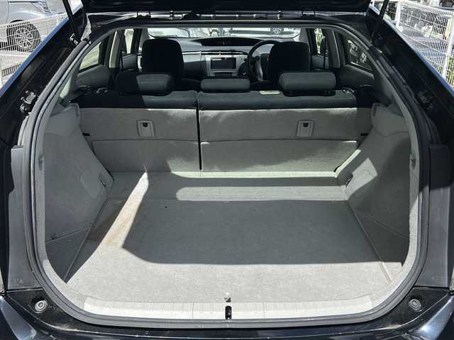 トヨタ プリウス L 沖縄県 2014(平26)年 10万km ブラック 禁煙車　/純正ナビ　ワンセグＴＶ　Ｂｌｕｅｔｏｏｔｈ　/バックカメラ　/オートライト　/ビルトインＥＴＣ　/ステアリングスイッチ　/ウインカードアミラー　/横滑り防止装置　/スマートキー