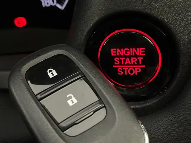 ホンダ ヴェゼル G 新潟県 2023(令5)年 0.4万km プラチナホワイトパール ４WD/ワンオーナー/禁煙車/ホンダセンシング/ホンダコネクトディスプレイ/　　AM/FM/フルセグ/applecarplay/androidauto/バックモニター/アダプティブクルーズコントロール/LEDオートライト/前席シートヒーター/純正16インチアルミホイール付/アイドリングストップ/ステアリングスイッチ/電動パーキングブレーキ/オートブレーキホールド/置くだけ充電/USBポート/ダウンヒルアシストコントロール/スペアキー/スマートキー/ETC2.0