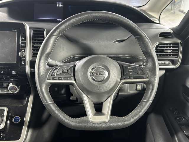 日産 セレナ e－パワー ハイウェイスター V 沖縄県 2018(平30)年 6.4万km ブリリアントホワイトパール 県外仕入/禁煙車/純正9インチナビ（MM517D-L）/　フルセグ　DVD再生　CD　Bluetooth /純正フリップダウンモニター/アラウンドビューモニター/両側パワースライドドア/純正ドライブレコーダー（DJ4-D）/クルーズコントロール/ステアリングヒーター/前席シートヒーター/シートバックテーブル/コーナーセンサー/ビルトインETC/LEDヘッドライト