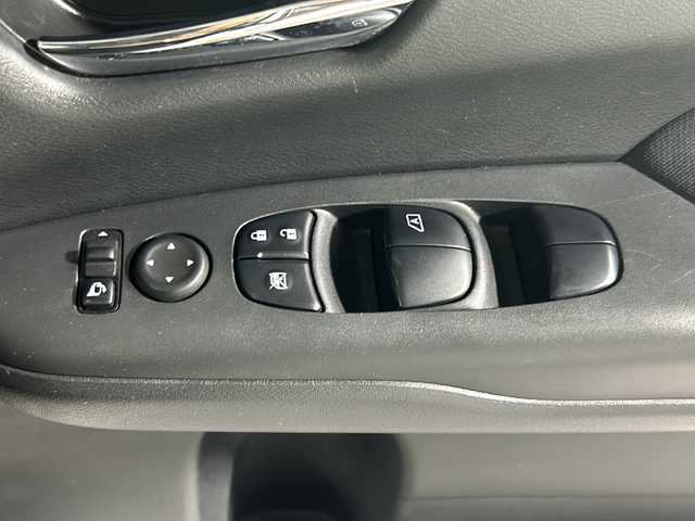 日産 セレナ e－パワー ハイウェイスター V 沖縄県 2018(平30)年 6.4万km ブリリアントホワイトパール 県外仕入/禁煙車/純正9インチナビ（MM517D-L）/　フルセグ　DVD再生　CD　Bluetooth /純正フリップダウンモニター/アラウンドビューモニター/両側パワースライドドア/純正ドライブレコーダー（DJ4-D）/クルーズコントロール/ステアリングヒーター/前席シートヒーター/シートバックテーブル/コーナーセンサー/ビルトインETC/LEDヘッドライト