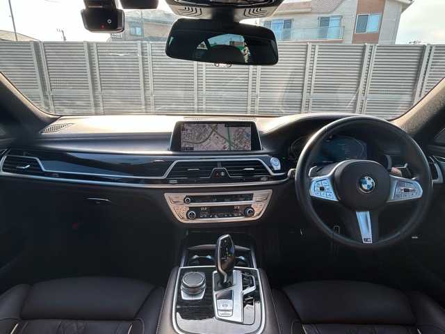 ＢＭＷ ７４０ｉ Mスポーツ 千葉県 2020(令2)年 3.5万km ミネラルホワイト 純正ナビ/フルセグテレビ/Bluetooth/USB接続/AppelCarPlay/パノラミックビューモニター/トップ・サイドビューカメラ/純正ドライブレコーダー/パワーバックドア/アダプティブクルーズコントロール/運転席・助手席シートヒーター/エアシート/運転席・助手席メモリー付きパワーシート/前後コーナーセンサー/アダプティブヘッドライト/ヘッドアップディスプレイ/電動格納ウィンカーミラー/オートライト/LEDヘッドライト/パーク・ディスタンス・コントロール/プッシュスタート/スマートキー/W・サイドエアバッグ/純正アルミホイール/保証書
