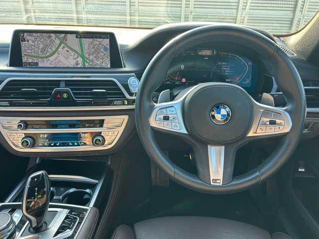 ＢＭＷ ７４０ｉ Mスポーツ 千葉県 2020(令2)年 3.5万km ミネラルホワイト 純正ナビ/フルセグテレビ/Bluetooth/USB接続/AppelCarPlay/パノラミックビューモニター/トップ・サイドビューカメラ/純正ドライブレコーダー/パワーバックドア/アダプティブクルーズコントロール/運転席・助手席シートヒーター/エアシート/運転席・助手席メモリー付きパワーシート/前後コーナーセンサー/アダプティブヘッドライト/ヘッドアップディスプレイ/電動格納ウィンカーミラー/オートライト/LEDヘッドライト/パーク・ディスタンス・コントロール/プッシュスタート/スマートキー/W・サイドエアバッグ/純正アルミホイール/保証書