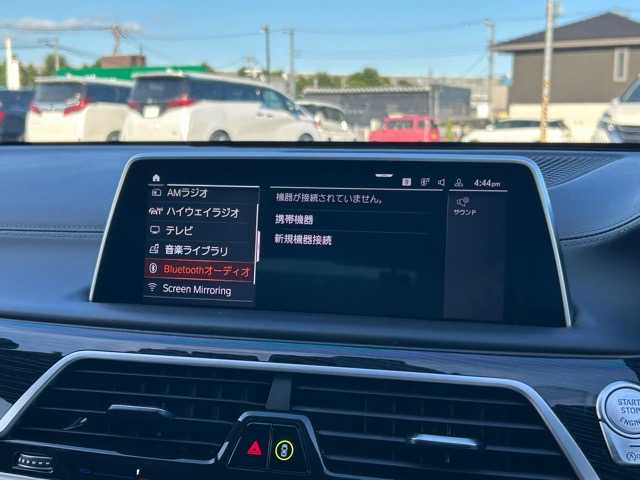 ＢＭＷ ７４０ｉ Mスポーツ 千葉県 2020(令2)年 3.5万km ミネラルホワイト 純正ナビ/フルセグテレビ/Bluetooth/USB接続/AppelCarPlay/パノラミックビューモニター/トップ・サイドビューカメラ/純正ドライブレコーダー/パワーバックドア/アダプティブクルーズコントロール/運転席・助手席シートヒーター/エアシート/運転席・助手席メモリー付きパワーシート/前後コーナーセンサー/アダプティブヘッドライト/ヘッドアップディスプレイ/電動格納ウィンカーミラー/オートライト/LEDヘッドライト/パーク・ディスタンス・コントロール/プッシュスタート/スマートキー/W・サイドエアバッグ/純正アルミホイール/保証書