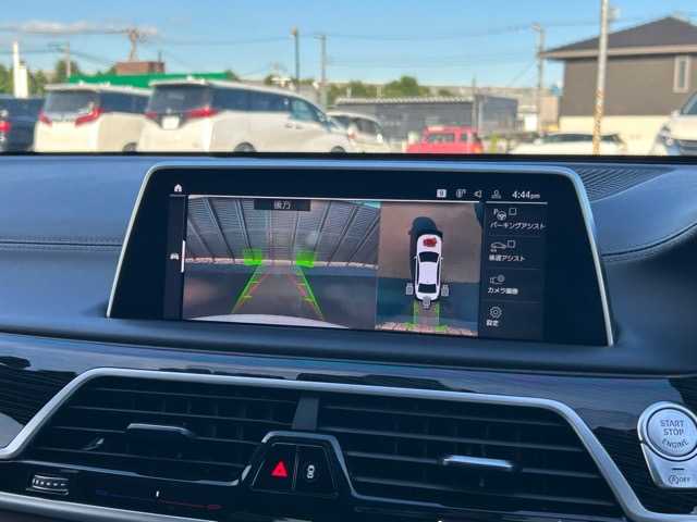 ＢＭＷ ７４０ｉ Mスポーツ 千葉県 2020(令2)年 3.5万km ミネラルホワイト 純正ナビ/フルセグテレビ/Bluetooth/USB接続/AppelCarPlay/パノラミックビューモニター/トップ・サイドビューカメラ/純正ドライブレコーダー/パワーバックドア/アダプティブクルーズコントロール/運転席・助手席シートヒーター/エアシート/運転席・助手席メモリー付きパワーシート/前後コーナーセンサー/アダプティブヘッドライト/ヘッドアップディスプレイ/電動格納ウィンカーミラー/オートライト/LEDヘッドライト/パーク・ディスタンス・コントロール/プッシュスタート/スマートキー/W・サイドエアバッグ/純正アルミホイール/保証書