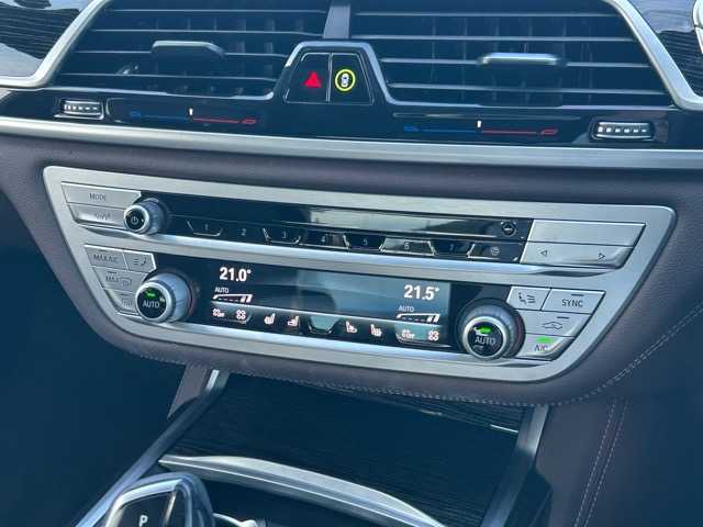 ＢＭＷ ７４０ｉ Mスポーツ 千葉県 2020(令2)年 3.5万km ミネラルホワイト 純正ナビ/フルセグテレビ/Bluetooth/USB接続/AppelCarPlay/パノラミックビューモニター/トップ・サイドビューカメラ/純正ドライブレコーダー/パワーバックドア/アダプティブクルーズコントロール/運転席・助手席シートヒーター/エアシート/運転席・助手席メモリー付きパワーシート/前後コーナーセンサー/アダプティブヘッドライト/ヘッドアップディスプレイ/電動格納ウィンカーミラー/オートライト/LEDヘッドライト/パーク・ディスタンス・コントロール/プッシュスタート/スマートキー/W・サイドエアバッグ/純正アルミホイール/保証書