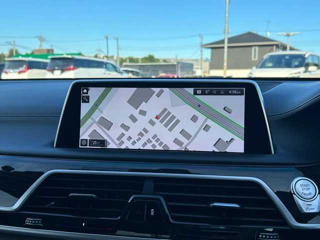 ＢＭＷ ７４０ｉ Mスポーツ 千葉県 2020(令2)年 3.5万km ミネラルホワイト 純正ナビ/フルセグテレビ/Bluetooth/USB接続/AppelCarPlay/パノラミックビューモニター/トップ・サイドビューカメラ/純正ドライブレコーダー/パワーバックドア/アダプティブクルーズコントロール/運転席・助手席シートヒーター/エアシート/運転席・助手席メモリー付きパワーシート/前後コーナーセンサー/アダプティブヘッドライト/ヘッドアップディスプレイ/電動格納ウィンカーミラー/オートライト/LEDヘッドライト/パーク・ディスタンス・コントロール/プッシュスタート/スマートキー/W・サイドエアバッグ/純正アルミホイール/保証書