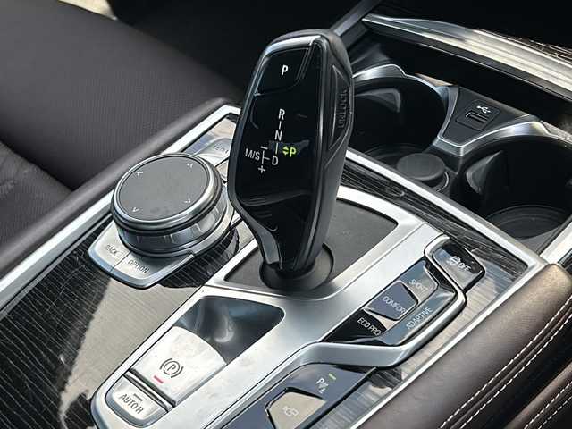 ＢＭＷ ７４０ｉ Mスポーツ 千葉県 2020(令2)年 3.5万km ミネラルホワイト 純正ナビ/フルセグテレビ/Bluetooth/USB接続/AppelCarPlay/パノラミックビューモニター/トップ・サイドビューカメラ/純正ドライブレコーダー/パワーバックドア/アダプティブクルーズコントロール/運転席・助手席シートヒーター/エアシート/運転席・助手席メモリー付きパワーシート/前後コーナーセンサー/アダプティブヘッドライト/ヘッドアップディスプレイ/電動格納ウィンカーミラー/オートライト/LEDヘッドライト/パーク・ディスタンス・コントロール/プッシュスタート/スマートキー/W・サイドエアバッグ/純正アルミホイール/保証書
