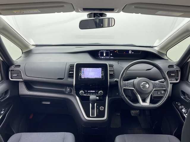 日産 セレナ G 秋田県 2016(平28)年 8.6万km ブリリアントシルバー 4WD/純正SDナビ/フルセグTV/AM/FM/CD/DVD/Bluetooth/両側パワースライドドア/バックカメラ/衝突被害軽減ブレーキ/クルーズコントロール/デジタルインナーミラー/横滑り防止装置/アイドリングストップ/ビルトインETC/LEDヘッドライト/フォグランプ/オートライト/スマートキー/プッシュスタート/電動格納ミラー/純正15インチアルミホイール/純正フロアマット/ドアバイザー/保証書/取扱説明書