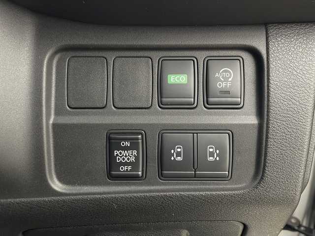 日産 セレナ G 秋田県 2016(平28)年 8.6万km ブリリアントシルバー 4WD/純正SDナビ/フルセグTV/AM/FM/CD/DVD/Bluetooth/両側パワースライドドア/バックカメラ/衝突被害軽減ブレーキ/クルーズコントロール/デジタルインナーミラー/横滑り防止装置/アイドリングストップ/ビルトインETC/LEDヘッドライト/フォグランプ/オートライト/スマートキー/プッシュスタート/電動格納ミラー/純正15インチアルミホイール/純正フロアマット/ドアバイザー/保証書/取扱説明書