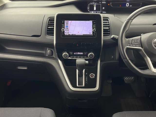 日産 セレナ G 秋田県 2016(平28)年 8.6万km ブリリアントシルバー 4WD/純正SDナビ/フルセグTV/AM/FM/CD/DVD/Bluetooth/両側パワースライドドア/バックカメラ/衝突被害軽減ブレーキ/クルーズコントロール/デジタルインナーミラー/横滑り防止装置/アイドリングストップ/ビルトインETC/LEDヘッドライト/フォグランプ/オートライト/スマートキー/プッシュスタート/電動格納ミラー/純正15インチアルミホイール/純正フロアマット/ドアバイザー/保証書/取扱説明書