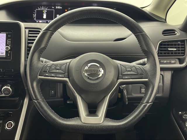 日産 セレナ G 秋田県 2016(平28)年 8.6万km ブリリアントシルバー 4WD/純正SDナビ/フルセグTV/AM/FM/CD/DVD/Bluetooth/両側パワースライドドア/バックカメラ/衝突被害軽減ブレーキ/クルーズコントロール/デジタルインナーミラー/横滑り防止装置/アイドリングストップ/ビルトインETC/LEDヘッドライト/フォグランプ/オートライト/スマートキー/プッシュスタート/電動格納ミラー/純正15インチアルミホイール/純正フロアマット/ドアバイザー/保証書/取扱説明書