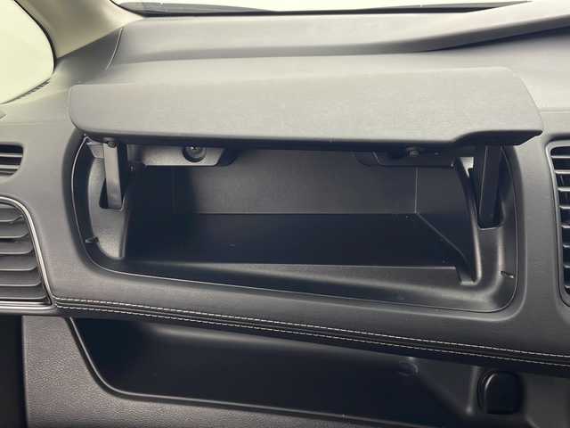 日産 セレナ G 秋田県 2016(平28)年 8.6万km ブリリアントシルバー 4WD/純正SDナビ/フルセグTV/AM/FM/CD/DVD/Bluetooth/両側パワースライドドア/バックカメラ/衝突被害軽減ブレーキ/クルーズコントロール/デジタルインナーミラー/横滑り防止装置/アイドリングストップ/ビルトインETC/LEDヘッドライト/フォグランプ/オートライト/スマートキー/プッシュスタート/電動格納ミラー/純正15インチアルミホイール/純正フロアマット/ドアバイザー/保証書/取扱説明書